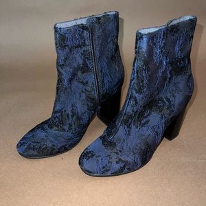 SEYCHELLES Navy and Black String Quartet Brocade Booties